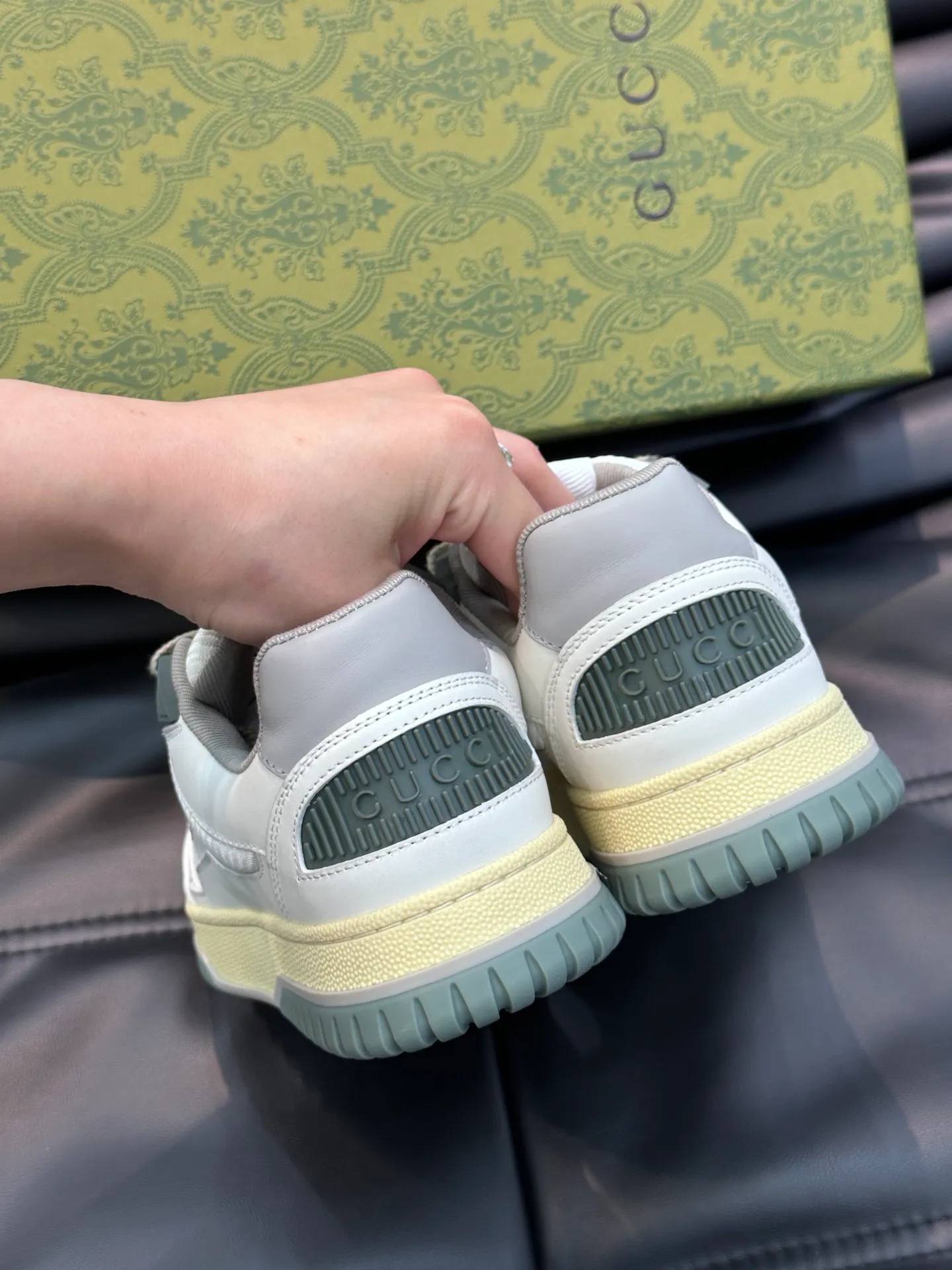 Men's Men's Shoes 💰p520 "GUCC*" Gucci's new couple's 👫 distressed effect sneakers. This low-top sneaker adopts a basketball-style silhouette design and cleverly incorporates hollow panels and distressed effects, showing its unique ingenuity. The ingenuity incorporates brand logo details such as interlocking Double G styling accessories and Gucci lettering, a low-key tribute to the brand's design heritage. A rubber non-slip outsole, inlays and embossed sole give the entire design a contemporary feel. Size: 35-45